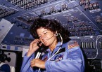 Sally_Ride_Americas_first_woman_astronaut_communitcates_with_ground_controllers_from_the_flight_deck_-_NARA_-_541940-1