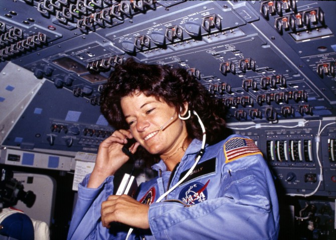 Sally_Ride_Americas_first_woman_astronaut_communitcates_with_ground_controllers_from_the_flight_deck_-_NARA_-_541940-1